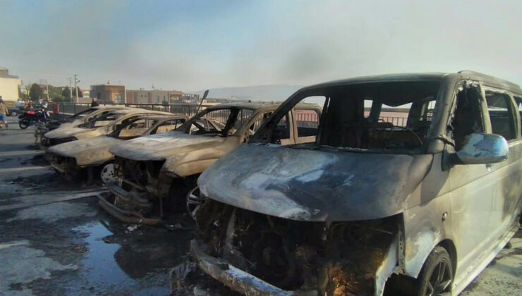 İzmir Galericiler Sitesi’ne sıçrayan yangında araçlar kül oldu