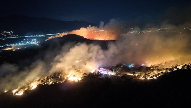 İzmir’de çöplük alanda başlayan yangın ormana sıçradı! Ekipler müdahale ediyor