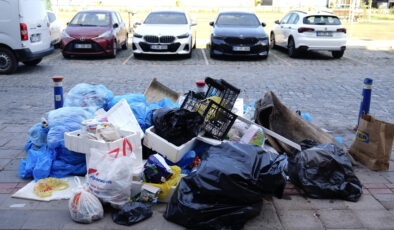 İzmir’de grev sürüyor: Sokaklar çöpten geçilmiyor