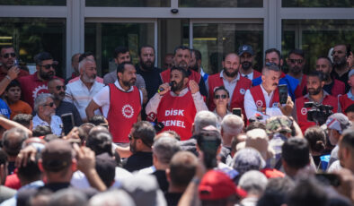 İzmir’de greve çıkan işçilerden, ‘DİSK kayyum için uğraşıyor’ diyen Nevşin Mengü’ye tepki