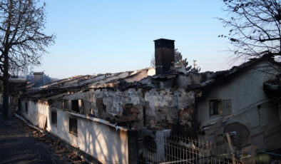 İzmir’deki orman yangınında evler zarar gördü
