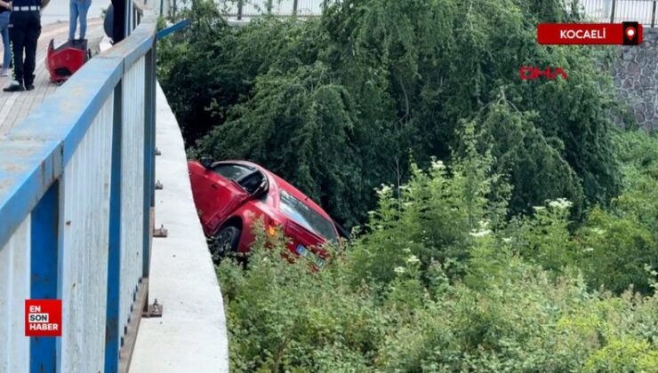 Kocaeli’de otomobil, bariyerlere çarpıp ağaçlık alana düştü