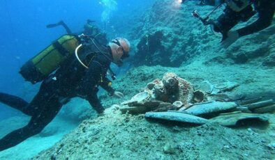 Kültür Bakanı Mehmet Nuri Ersoy, Antalya’daki seramik batığına dalış yaptı
