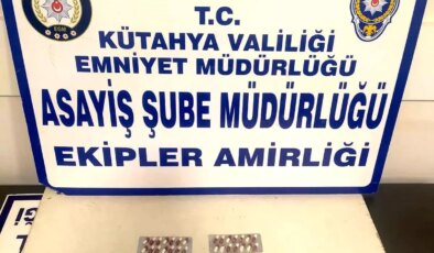 Kütahya’da Polis Ekipleri Tarafından Şüphe Üzerine Durdurulan 3 Şahsın Üzerinden 54 Adet Sentetik Ecza Hap Ele Geçirildi