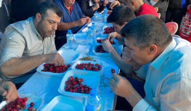 Manisa’da 10 dakikada 2 buçuk kilo kiraz yedi: Altın kazandı