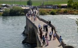 Muş’taki Murat Köprüsü’nde bayram yoğunluğu