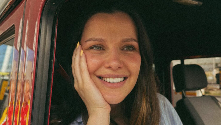 Oyuncu İrem Helvacıoğlu’ndan yeni hamile pozu! Pijamasına yorum yağdı