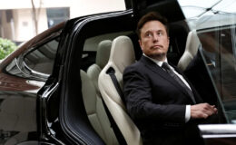 Satışlar düşüyor: Elon Musk, Tesla’daki üst yöneticiyi kovdu