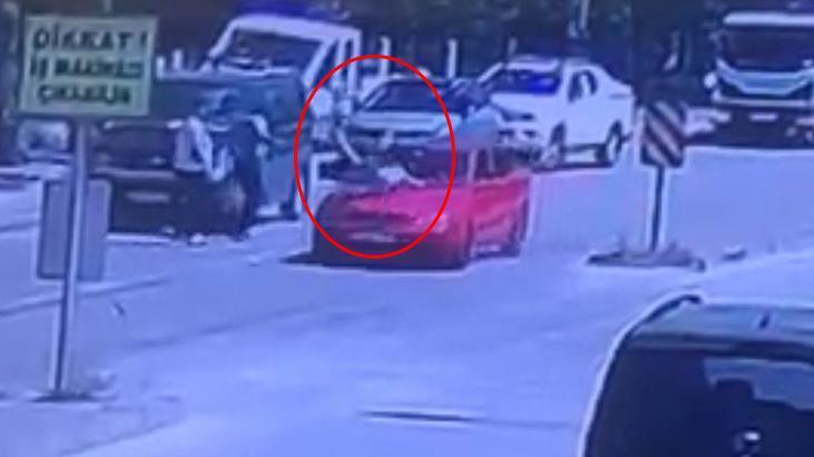 Yola aniden çıkan çocuğa otomobil çarptı: Kaza anı kamerada