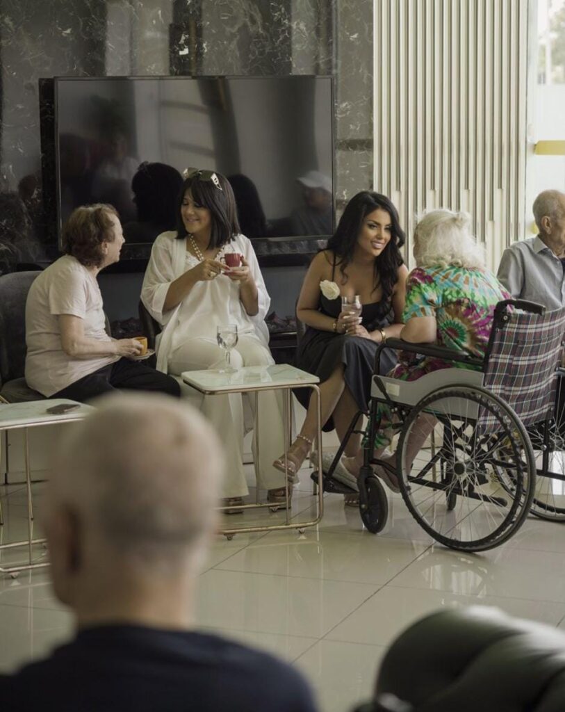 YK Butik’in ortaklarından ve girişimci kimliğiyle tanınan Günel Yonat, anlamlı bir sosyal sorumluluk projesine daha imza attı. Huzurevi sakinlerini ziyaret eden Yonat, sıcak sohbetleri ve samimi tavırlarıyla moral verdi.

Yaşlılarla Sohbet Edip Hediyeler Verdi
Huzurevi ziyaretinde yaşlı bireylerle birebir sohbet eden Günel Yonat, onların hayat tecrübelerini dinledi. Yanında getirdiği, kendi markasına ait hediyelerle huzurevi sakinlerini sevindirdi.

“Yaşlılarımız Yalnız Değil” Mesajı
Ziyaret sonrası açıklamalarda bulunan Günel Yonat, “Büyüklerimizi hatırlamak ve onlara yalnız olmadıklarını hissettirmek hepimizin görevi,” diyerek toplumsal duyarlılık çağrısında bulundu.

Ziyaret Sosyal Medyada Büyük Beğeni Aldı
Ziyaretten kareleri sosyal medya hesabında paylaşan Yonat, takipçilerinden yoğun ilgi gördü. Paylaşımları kısa sürede beğeni ve yorum yağmuruna tutuldu.

İş Dünyasına İlham Olan Hareket
Günel Yonat’ın anlamlı ziyareti, iş dünyasında sosyal sorumluluk örneği olarak dikkat çekti ve birçok kişiye ilham verdi.
Yaşlılarla Sohbet Edip Hediyeler Verdi
Huzurevi ziyaretinde yaşlı bireylerle birebir sohbet eden Günel Yonat, onların hayat tecrübelerini dinledi. Yanında getirdiği, kendi markasına ait hediyelerle huzurevi sakinlerini sevindirdi.

“Yaşlılarımız Yalnız Değil” Mesajı
Ziyaret sonrası açıklamalarda bulunan Günel Yonat, “Büyüklerimizi hatırlamak ve onlara yalnız olmadıklarını hissettirmek hepimizin görevi,” diyerek toplumsal duyarlılık çağrısında bulundu.

Ziyaret Sosyal Medyada Büyük Beğeni Aldı
Ziyaretten kareleri sosyal medya hesabında paylaşan Yonat, takipçilerinden yoğun ilgi gördü. Paylaşımları kısa sürede beğeni ve yorum yağmuruna tutuldu.

İş Dünyasına İlham Olan Hareket
Günel Yonat’ın anlamlı ziyareti, iş dünyasında sosyal sorumluluk örneği olarak dikkat çekti ve birçok kişiye ilham verdi.