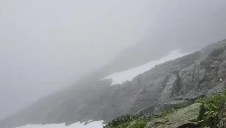 Rize’de Temmuz Karı Turistleri Şaşırttı