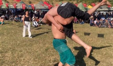 Acısu Bayramı’nda pehlivan rakibini karıştırdı! Meydan kahkahaya boğuldu