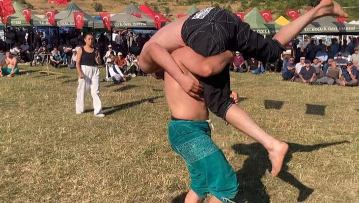 Acısu Bayramı’nda pehlivan rakibini karıştırdı! Meydan kahkahaya boğuldu