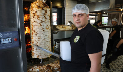 Adana’da dönerciler serinlemek için vücutlarına buz kalıbı bağlıyor