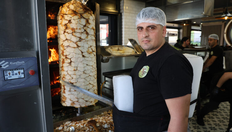 Adana’da dönerciler serinlemek için vücutlarına buz kalıbı bağlıyor