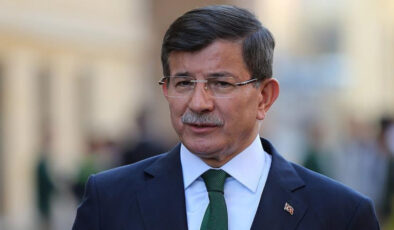 Ahmet Davutoğlu’dan CHP’li belediyelere yapılan operasyona tepki