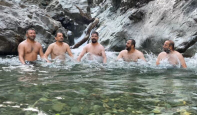 Artvin’de serinleten eğlence: Derede horon teptiler
