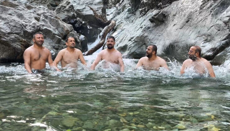 Artvin’de serinleten eğlence: Derede horon teptiler