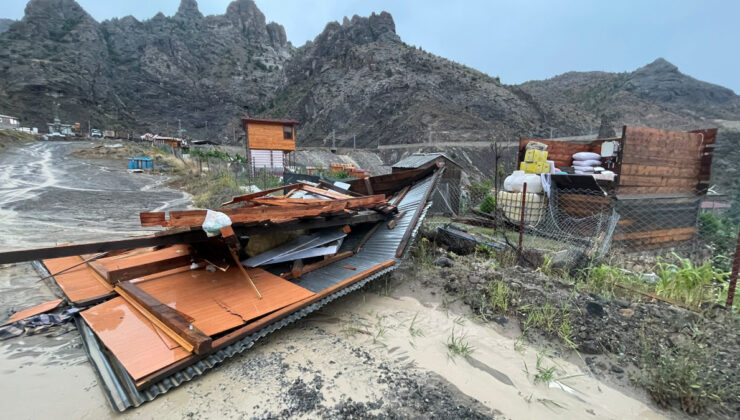 Artvin’de şiddetli fırtına çatıları uçurdu