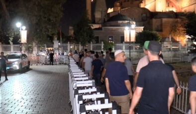 Ayasofya’nın açılış yıl dönümüne özel sabah namazında bir araya gelindi