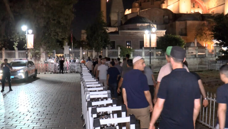 Ayasofya’nın açılış yıl dönümüne özel sabah namazında bir araya gelindi
