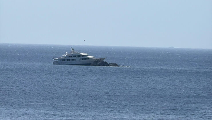 Bodrum’da motoryat kayalıklara çarptı