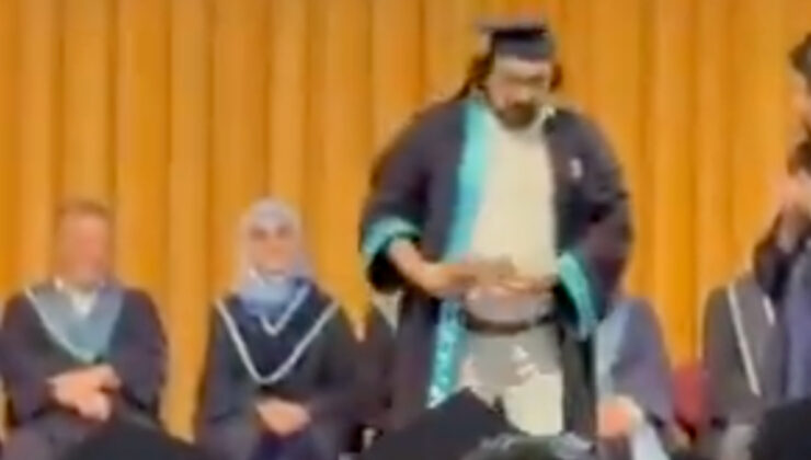 Boğaziçi Üniversitesi mezuniyet töreninde diplomasını yırttı