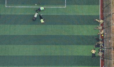 Bursa’daki orman yangınıyla mücadele eden alev savaşçıları, halı sahada dinlendi