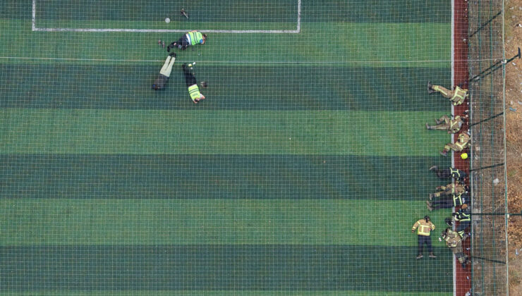 Bursa’daki orman yangınıyla mücadele eden alev savaşçıları, halı sahada dinlendi