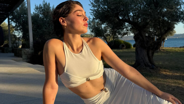 Cemre Baysel tatilde! Takipçileri anne-kız pozuna yorum yağdırdı