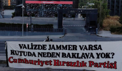CHP İstanbul İl Başkanlığı’nın karşısına asılan pankart gündem oldu