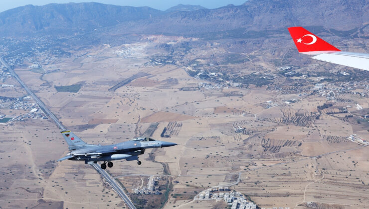 Cumhurbaşkanı Erdoğan’ın uçağına KKTC’ye varışında F-16’lar eşlik etti