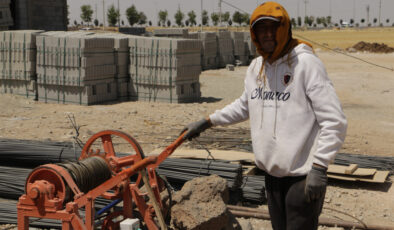 Diyarbakır’da inşaat işçileri 49 derecenin altında çalışmaya devam ediyor