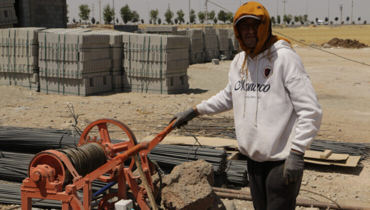 Diyarbakır’da inşaat işçileri 49 derecenin altında çalışmaya devam ediyor