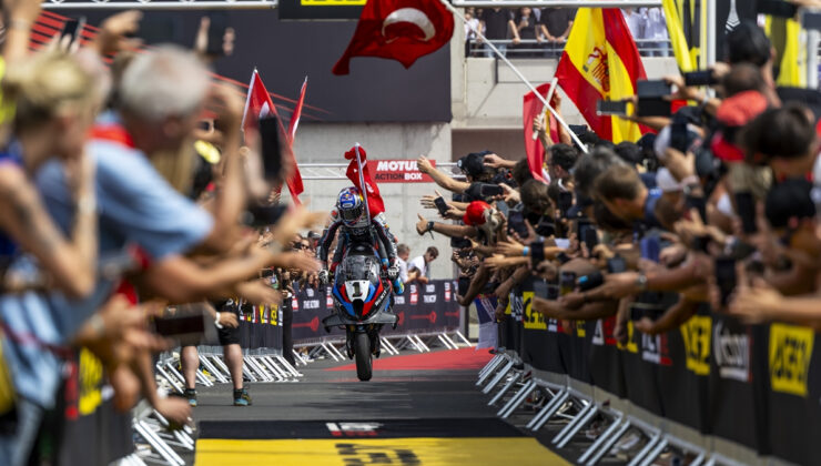 Dünya Superbike Şampiyonası tarihinin 1000. yarışının kazananı Toprak Razgatlıoğlu