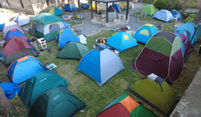 Edirne’de otellerde yer bulamayan Kırkpınar sevdalıları, parklara çadır kurdu