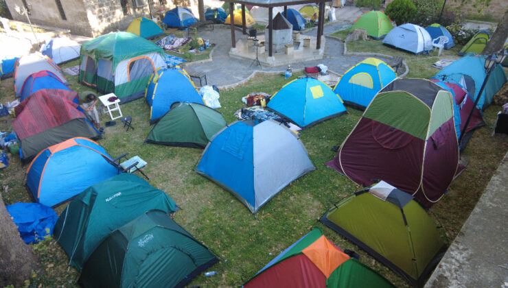 Edirne’de otellerde yer bulamayan Kırkpınar sevdalıları, parklara çadır kurdu