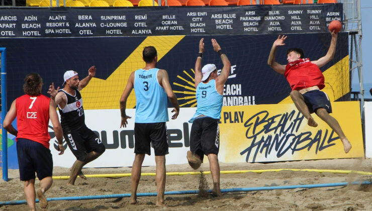 EHF Avrupa Plaj Hentbolu Şampiyonası Antalya’da sürüyor