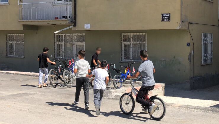 Elazığ’da sokakta bisiklet süren çocuğu ses yapıyor diye hastanelik etti