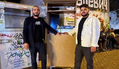 Eskişehir’de iki arkadaş harçlıklarını çıkarmak için gardıropta tost yapıp satıyor