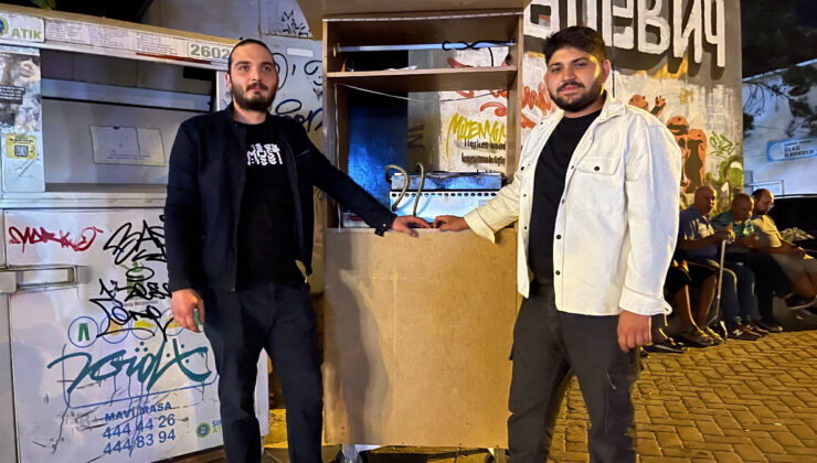 Eskişehir’de iki arkadaş harçlıklarını çıkarmak için gardıropta tost yapıp satıyor