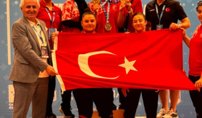 Genç halterci Tuğba Kıvıkoğlu Avrupa şampiyonu