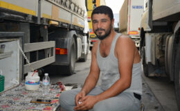 Habur Sınır Kapısı’ndaki tır şoförleri rekor sıcaklıkla mücadele ediyor
