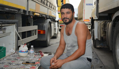 Habur Sınır Kapısı’ndaki tır şoförleri rekor sıcaklıkla mücadele ediyor