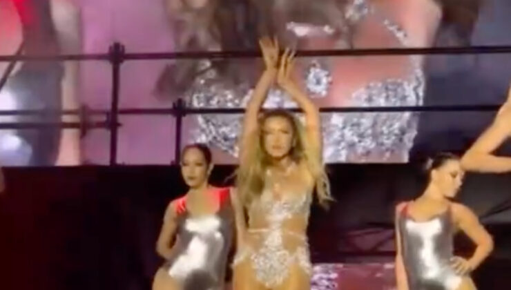 Hadise sahnede duş aldı