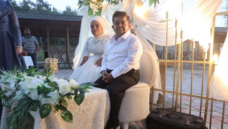 Hatay’da cüce çift yarım kalan aşklarında, 21 yıl sonra mutlu sona ulaştı