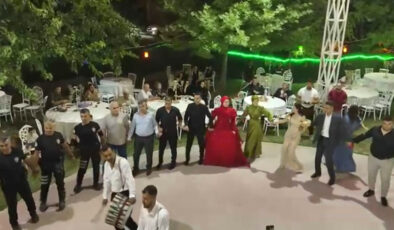 Hatay’da polisler, babası ölen polis kızını düğününde yalnız bırakmadı