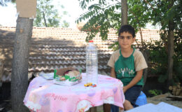 Hatay’da yaşı küçük diye sanayiye alınmadı, su satarak bisiklet parasını biriktiriyor