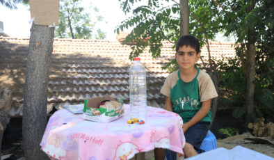 Hatay’da yaşı küçük diye sanayiye alınmadı, su satarak bisiklet parasını biriktiriyor