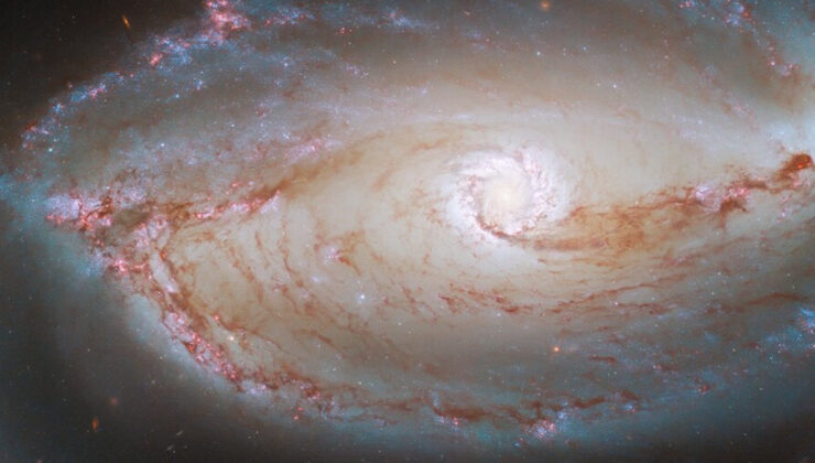 Hubble, 137 milyon ışık yılı uzaklıktaki bir sarmal galaksinin fotoğrafını çekti